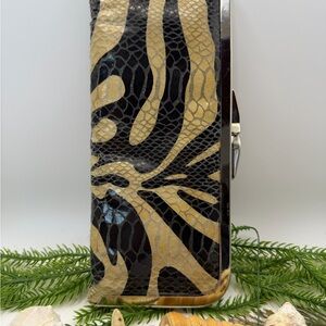 Elegant Zebra 🦓 Black and Butter Rolfs Women's Clutch
